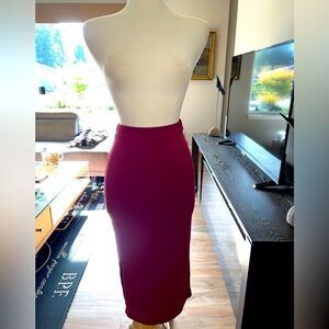Gorgeous size medium new w tags stretchy midi skirt in beautiful maroonish red